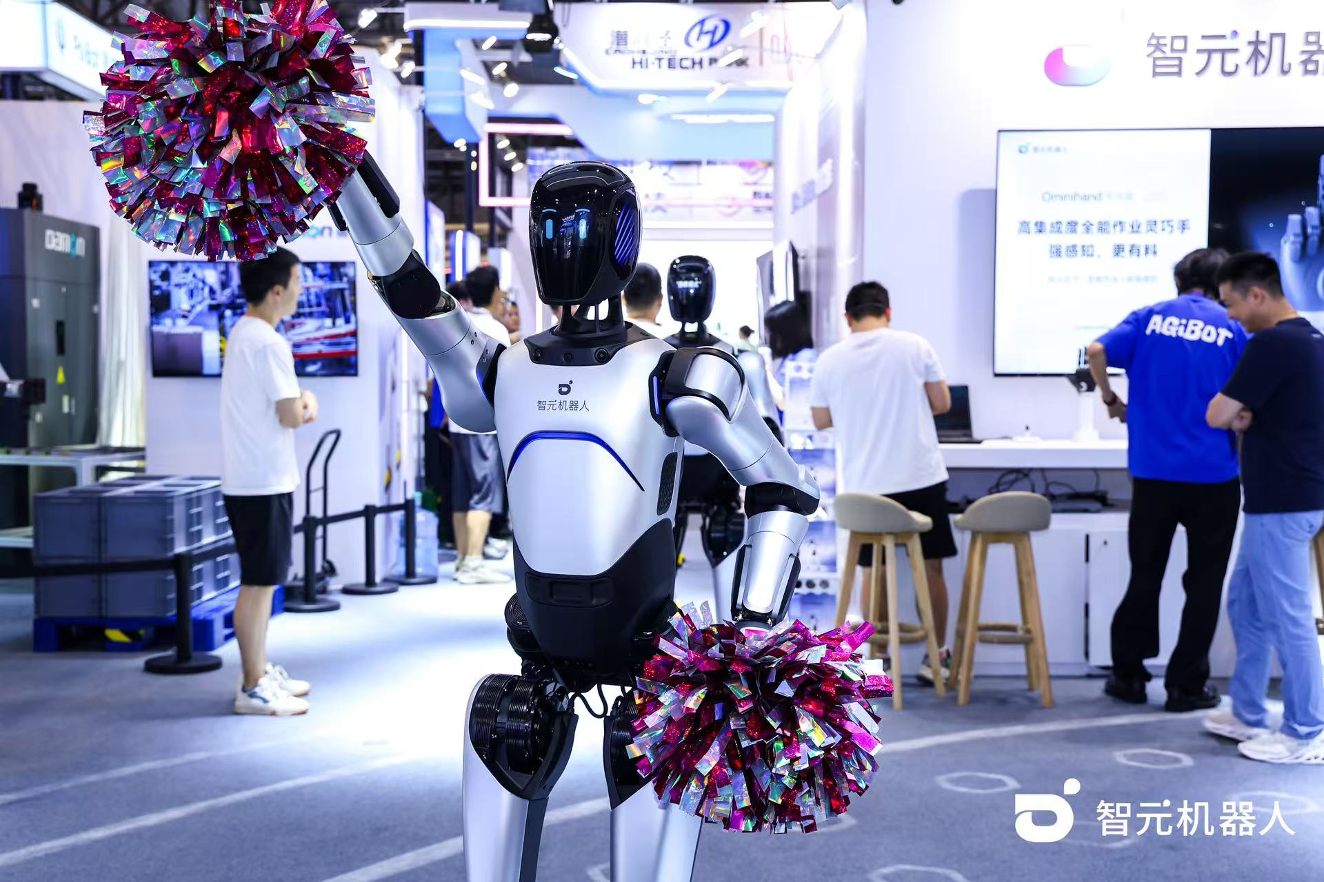 bb贝博中国官网机器人 WAIC 首日展台火爆，机器人家族集体打工忙不停